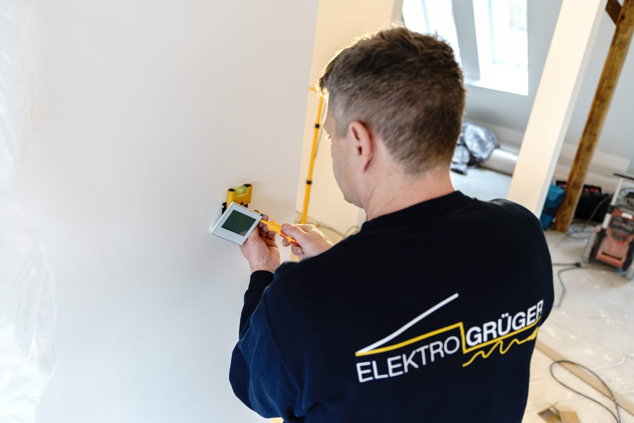 ElektroGrüger Mitarbeiter bei der Elektroinstallation